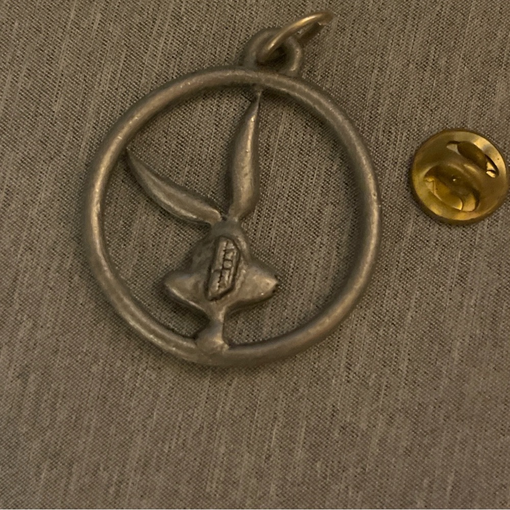 Vintage Bugs Bunny Bundle Enamel Lapel Pin Looney Tunes 1992 & WB Bugs Pendant - Picture 5 of 7